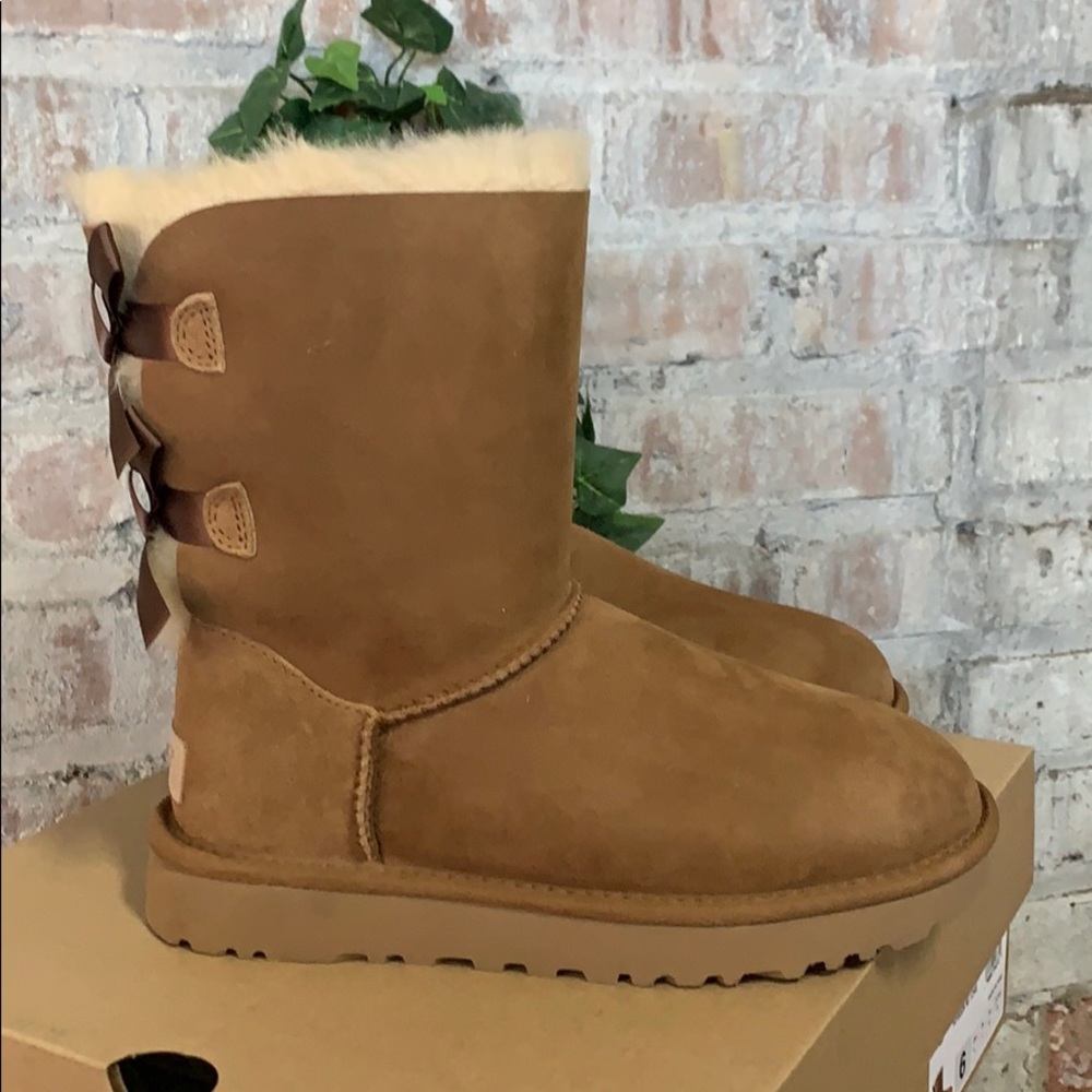 NIB  Womens UGG Bailey Bow 2 Short Boot Chestnut - Picture 2 of 7